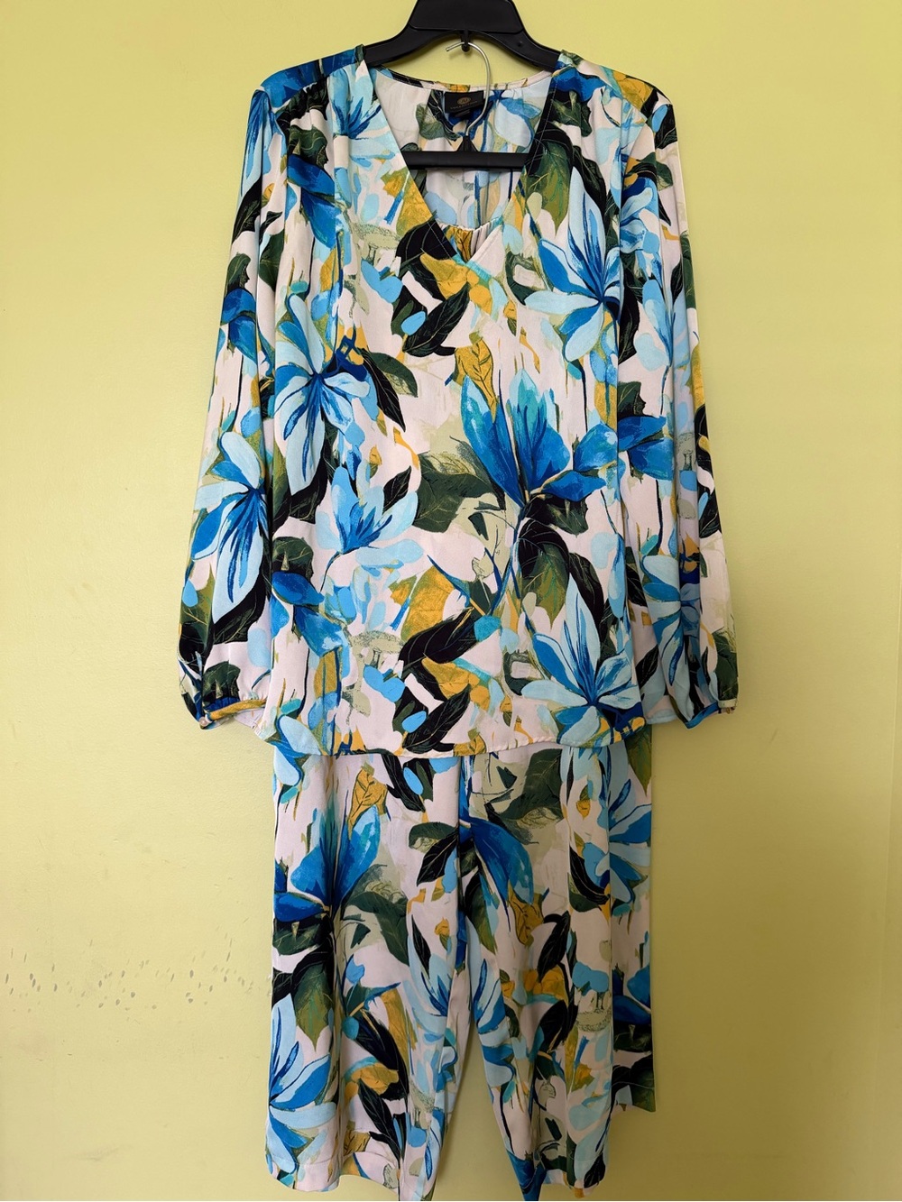 JM Collection Blue & Green Floral blouse with pants set size L